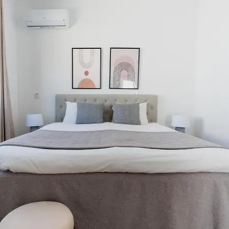 Stunning Vacation For Up To Eight With Balcony All Yours Διαμέρισμα *