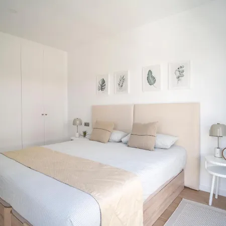 Stunning Vacation For Up To Eight With Balcony All Yours דירה לימסול