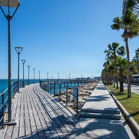 Stunning Vacation For Up To Eight With Balcony All Yours * לימסול
