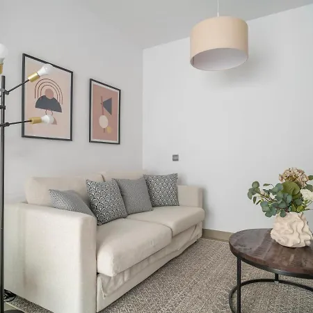 Stunning Vacation For Up To Eight With Balcony All Yours לימסול